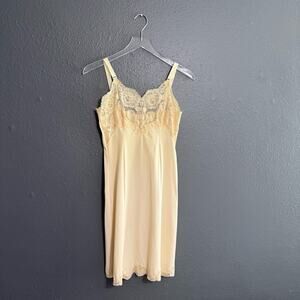 Wonder Maid Vintage Lace Trim Slip Size 32